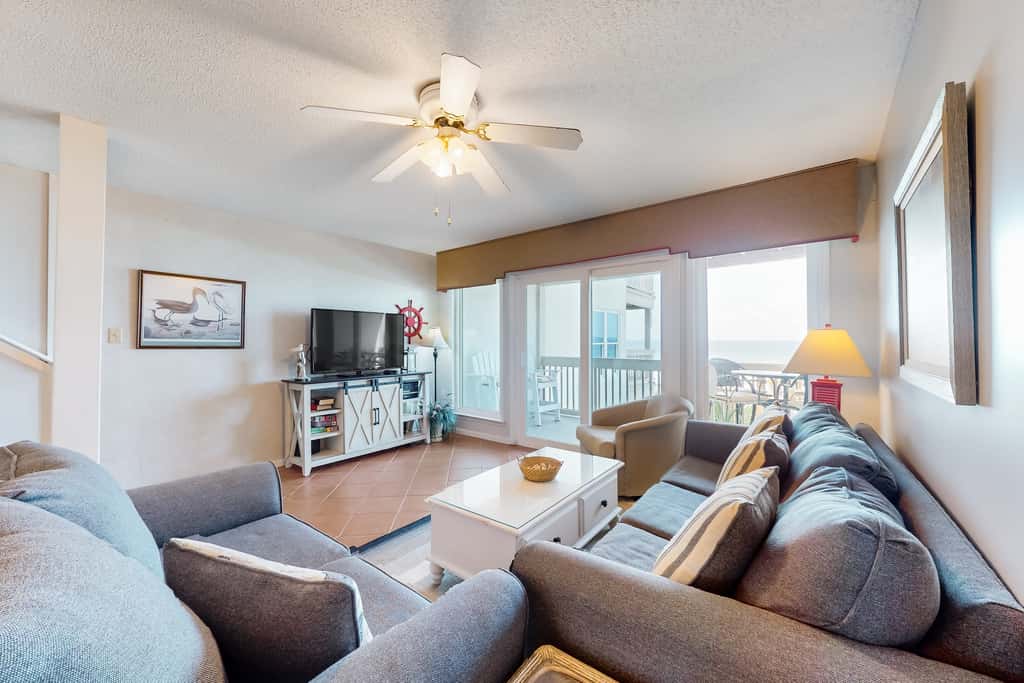 Gulf-facing getaway on the beach with balcony view & shared pool