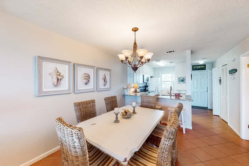Gulf-facing getaway on the beach with balcony view & shared pool