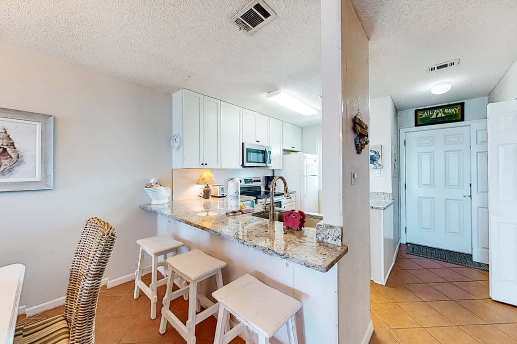 Gulf-facing getaway on the beach with balcony view & shared pool