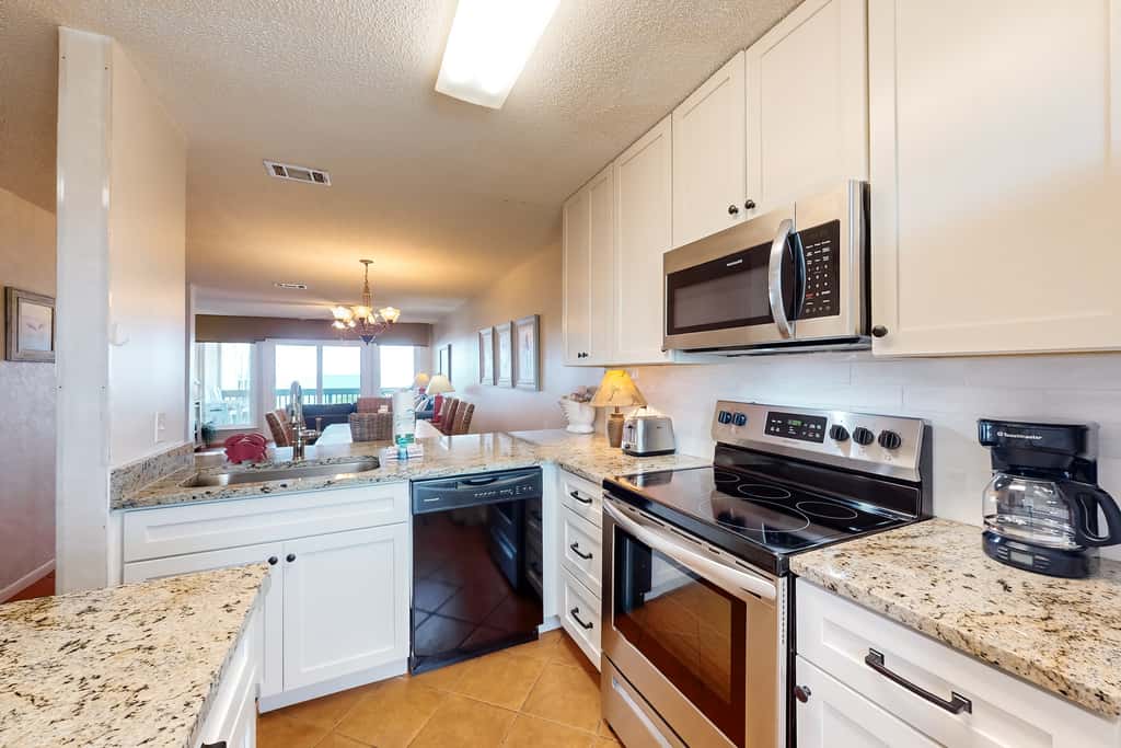 Gulf-facing getaway on the beach with balcony view & shared pool