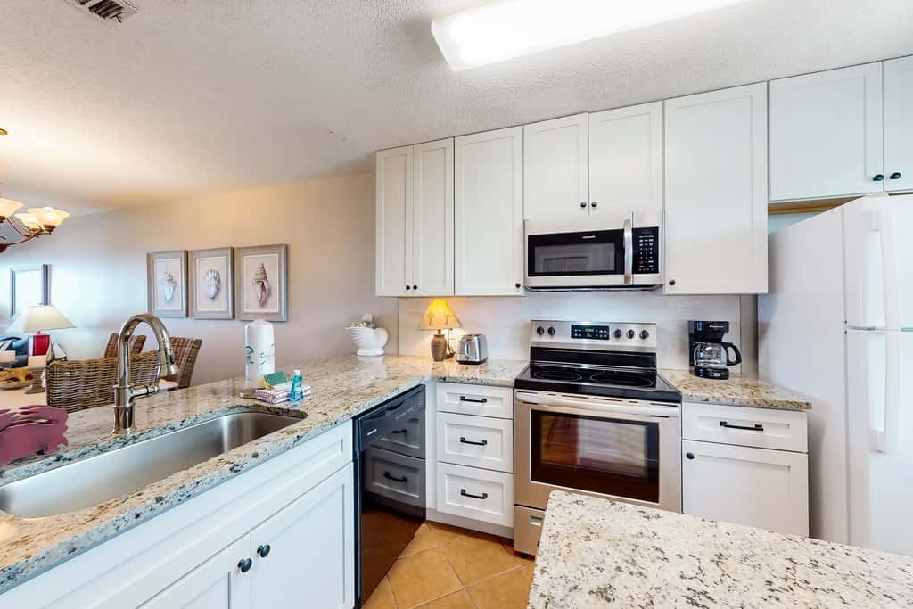 Gulf-facing getaway on the beach with balcony view & shared pool