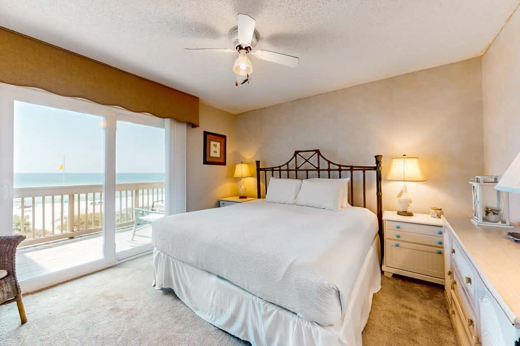 Gulf-facing getaway on the beach with balcony view & shared pool