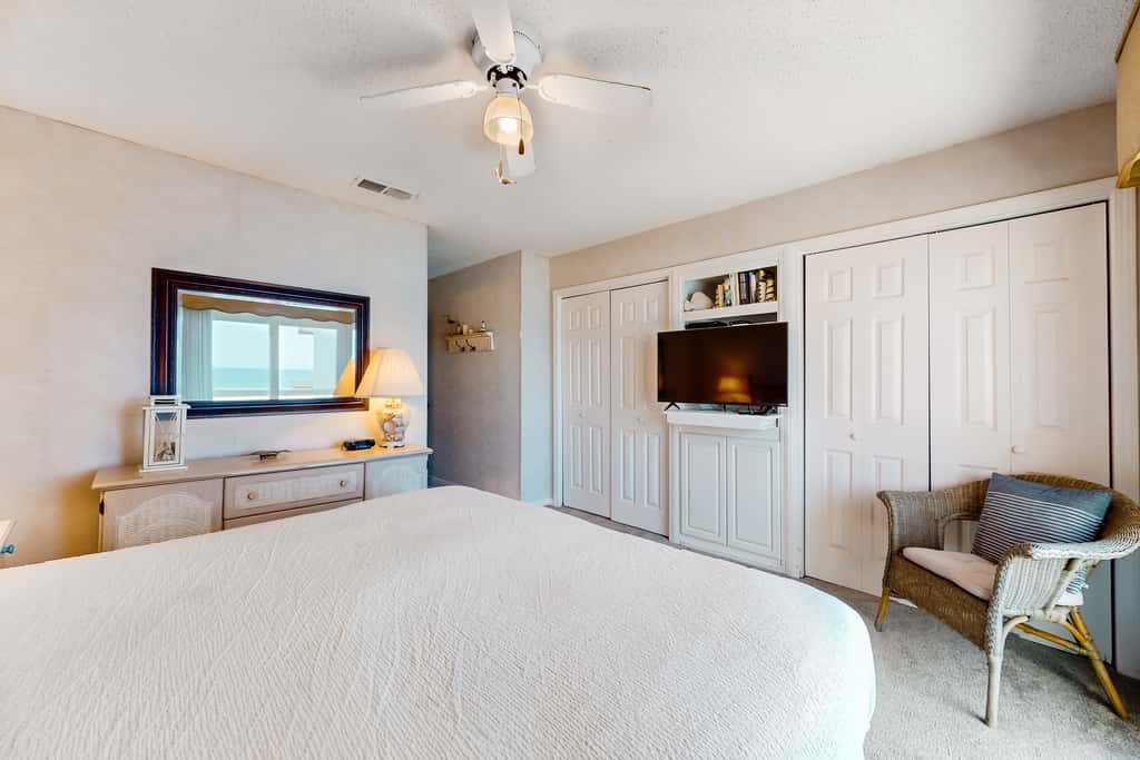 Gulf-facing getaway on the beach with balcony view & shared pool