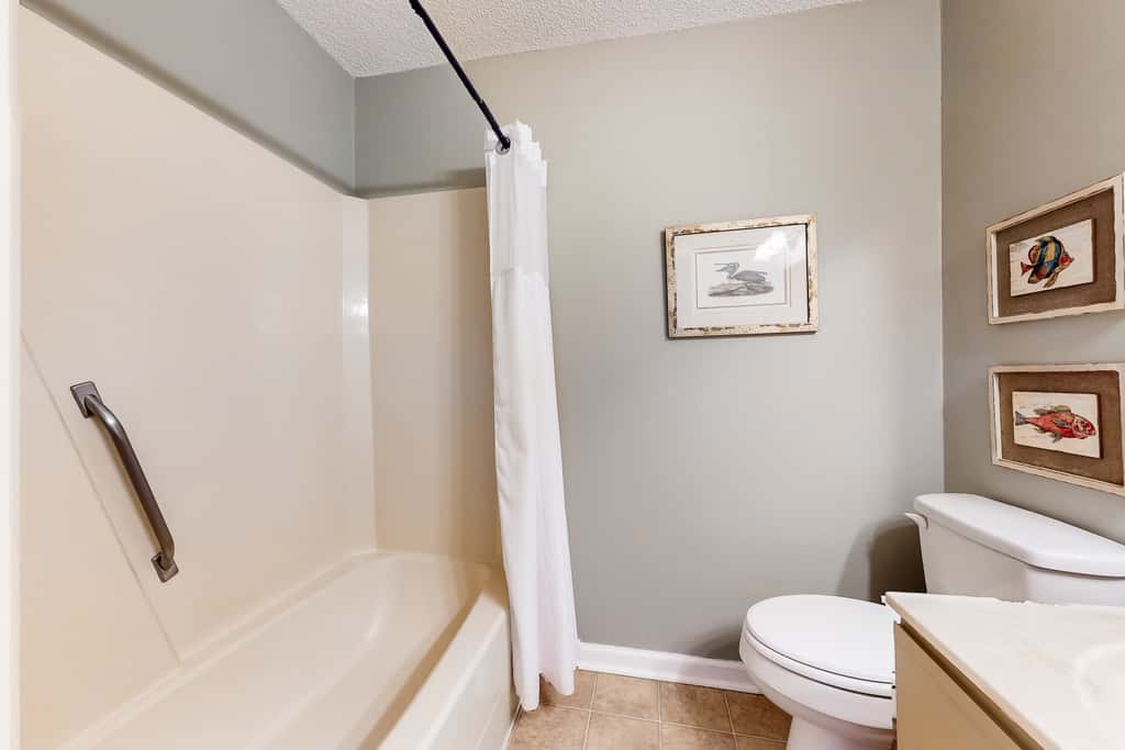 Gulf-facing getaway on the beach with balcony view & shared pool