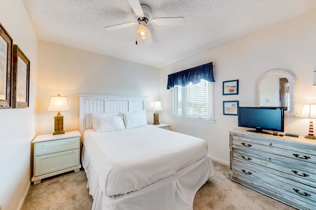 Gulf-facing getaway on the beach with balcony view & shared pool