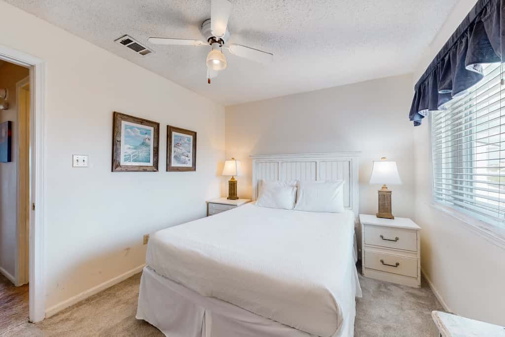 Gulf-facing getaway on the beach with balcony view & shared pool