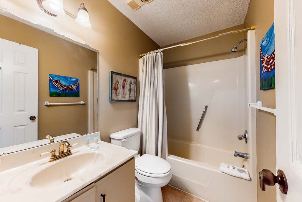 Gulf-facing getaway on the beach with balcony view & shared pool