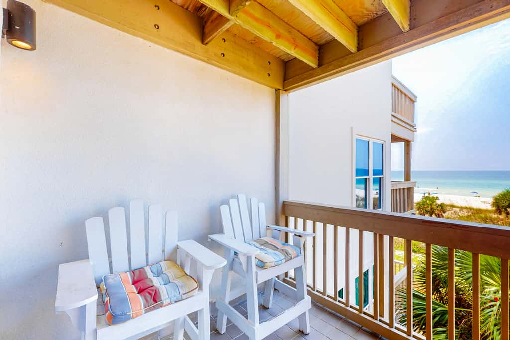 Gulf-facing getaway on the beach with balcony view & shared pool