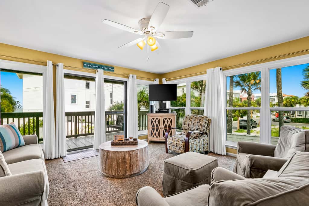 Oceanfront condo with outdoor pool, ocean view, high-speed WiFi & washer/dryer