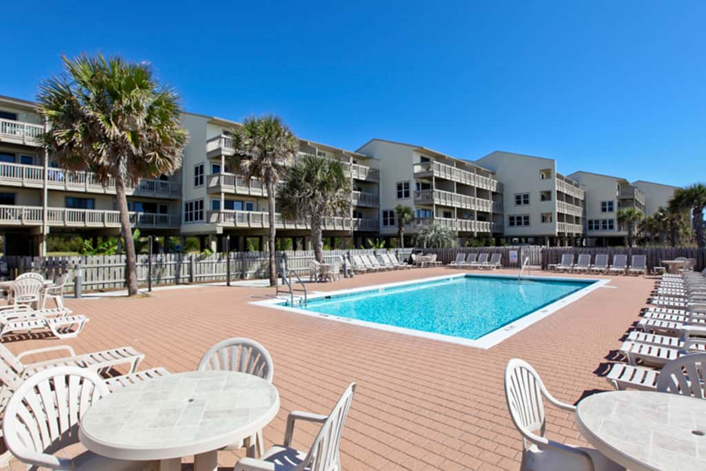 Oceanfront condo with outdoor pool, ocean view, high-speed WiFi & washer/dryer
