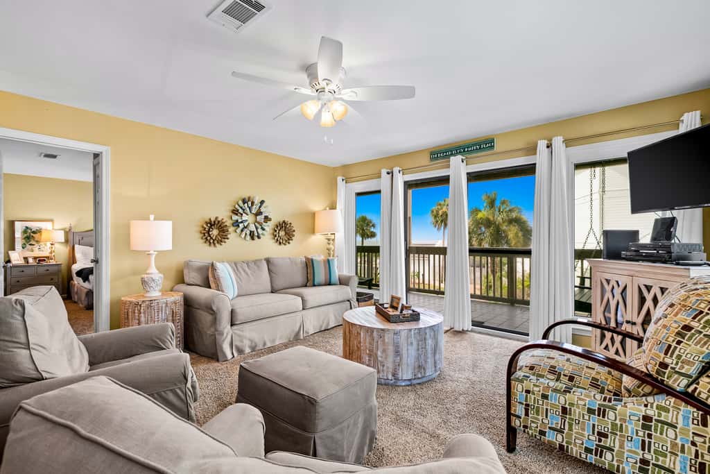 Oceanfront condo with outdoor pool, ocean view, high-speed WiFi & washer/dryer
