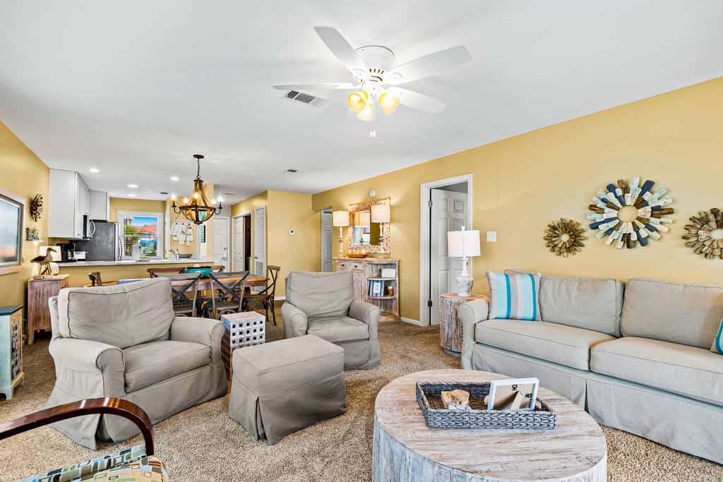 Oceanfront condo with outdoor pool, ocean view, high-speed WiFi & washer/dryer