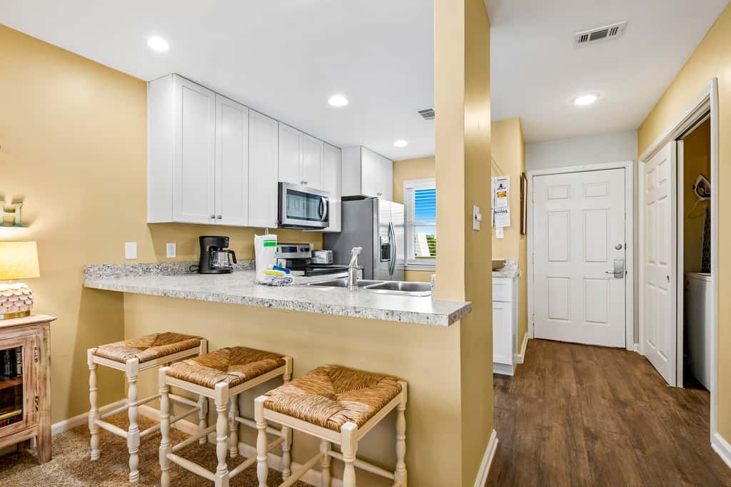 Oceanfront condo with outdoor pool, ocean view, high-speed WiFi & washer/dryer