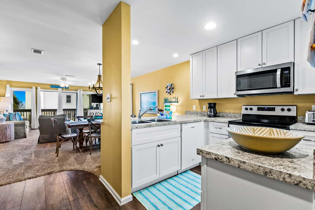 Oceanfront condo with outdoor pool, ocean view, high-speed WiFi & washer/dryer
