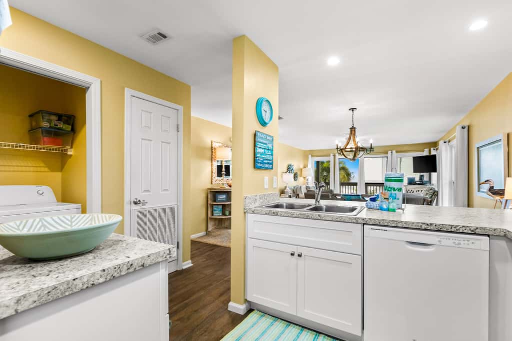 Oceanfront condo with outdoor pool, ocean view, high-speed WiFi & washer/dryer