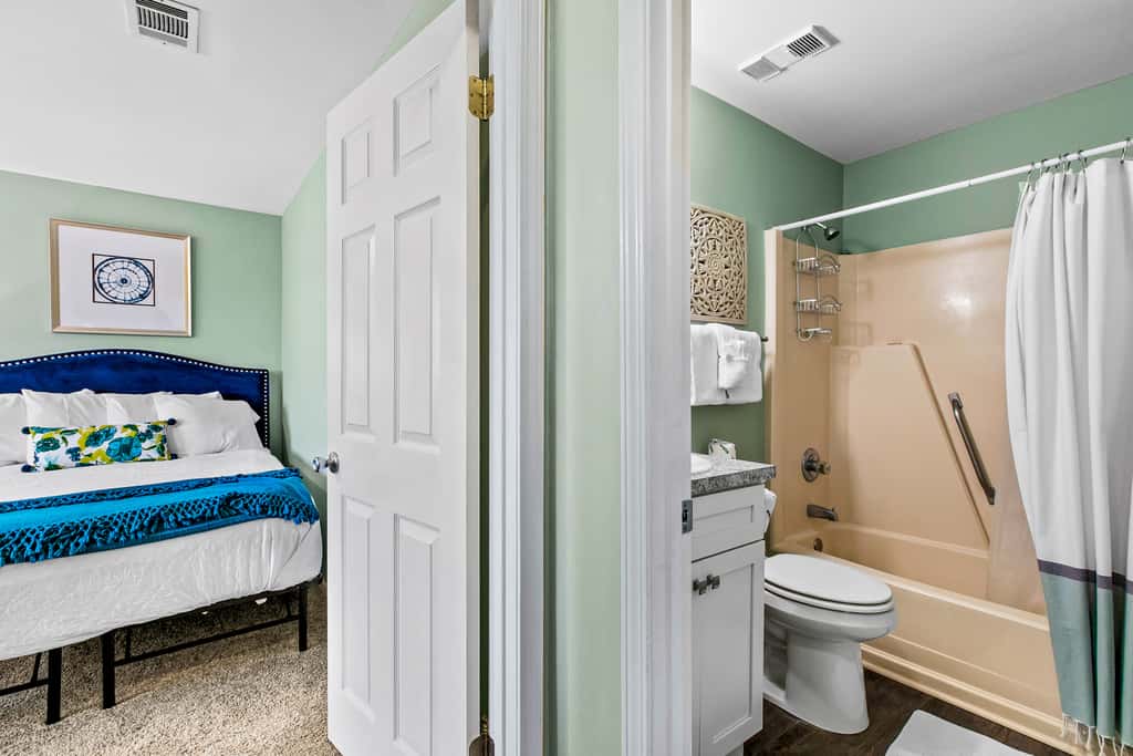 Oceanfront condo with outdoor pool, ocean view, high-speed WiFi & washer/dryer