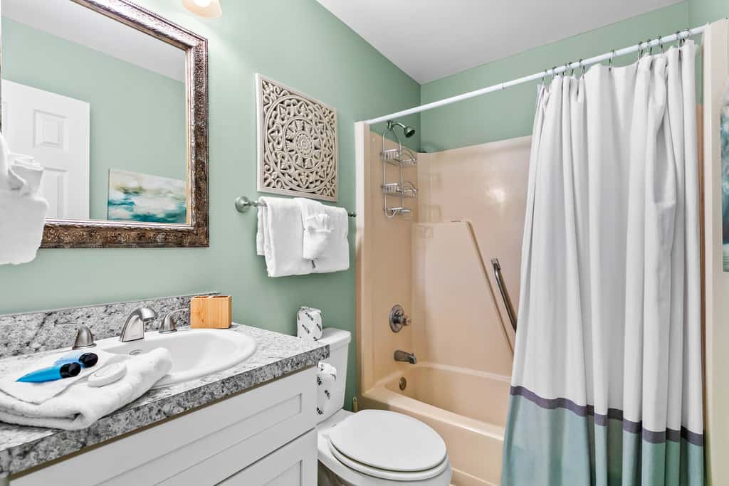 Oceanfront condo with outdoor pool, ocean view, high-speed WiFi & washer/dryer