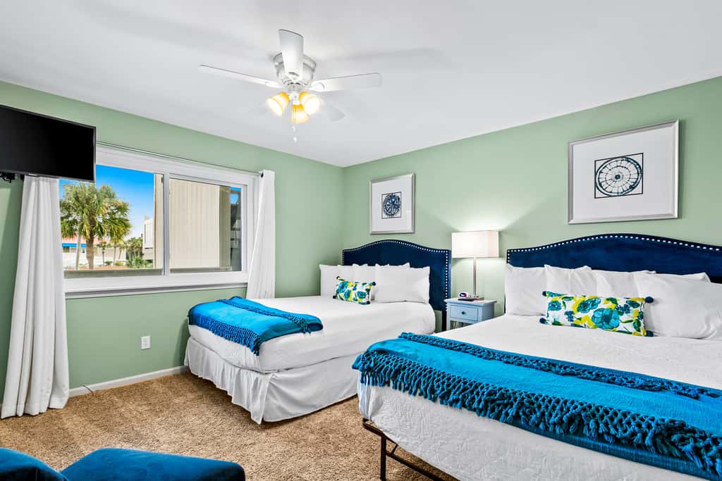 Oceanfront condo with outdoor pool, ocean view, high-speed WiFi & washer/dryer