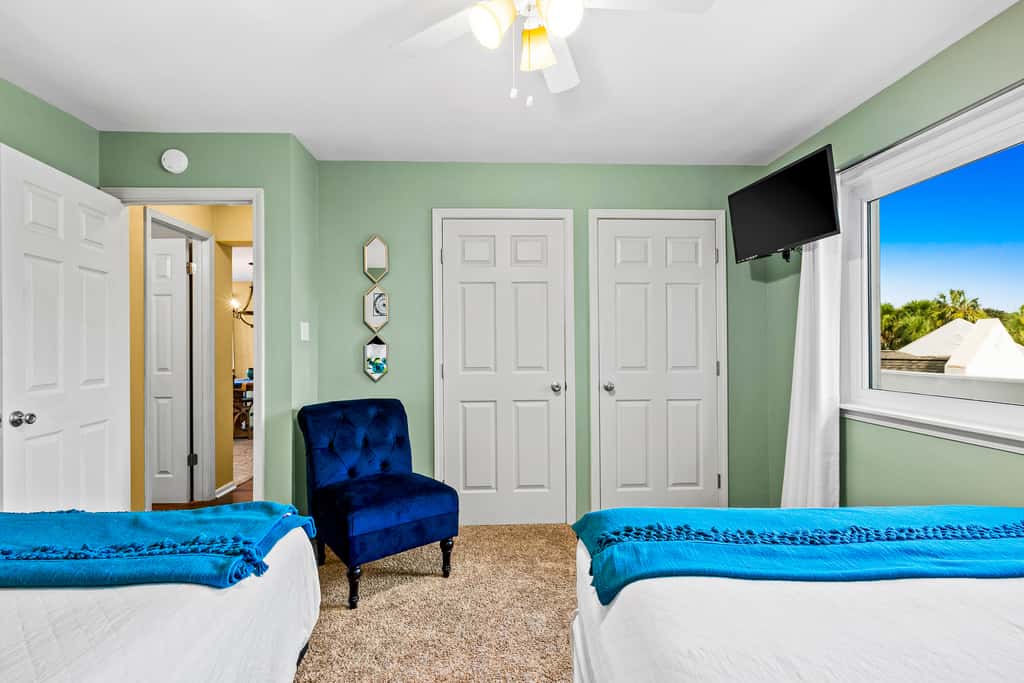 Oceanfront condo with outdoor pool, ocean view, high-speed WiFi & washer/dryer