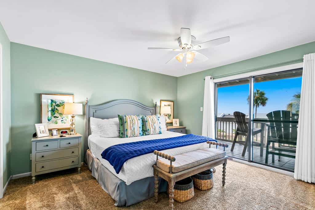 Oceanfront condo with outdoor pool, ocean view, high-speed WiFi & washer/dryer