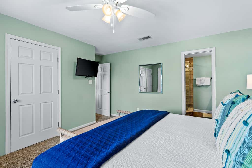 Oceanfront condo with outdoor pool, ocean view, high-speed WiFi & washer/dryer