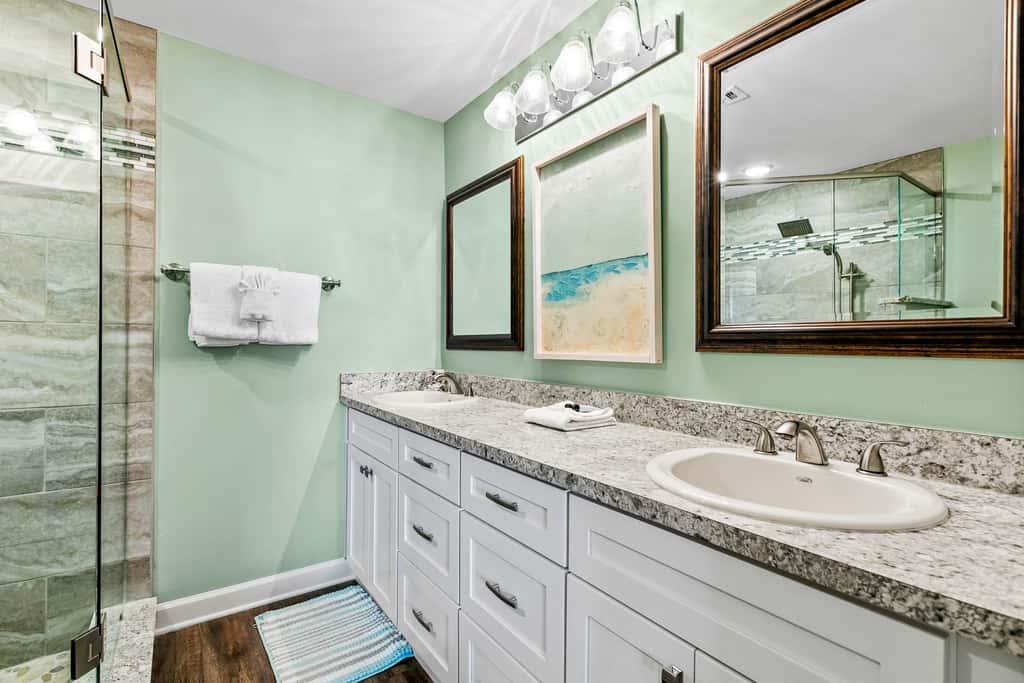 Oceanfront condo with outdoor pool, ocean view, high-speed WiFi & washer/dryer