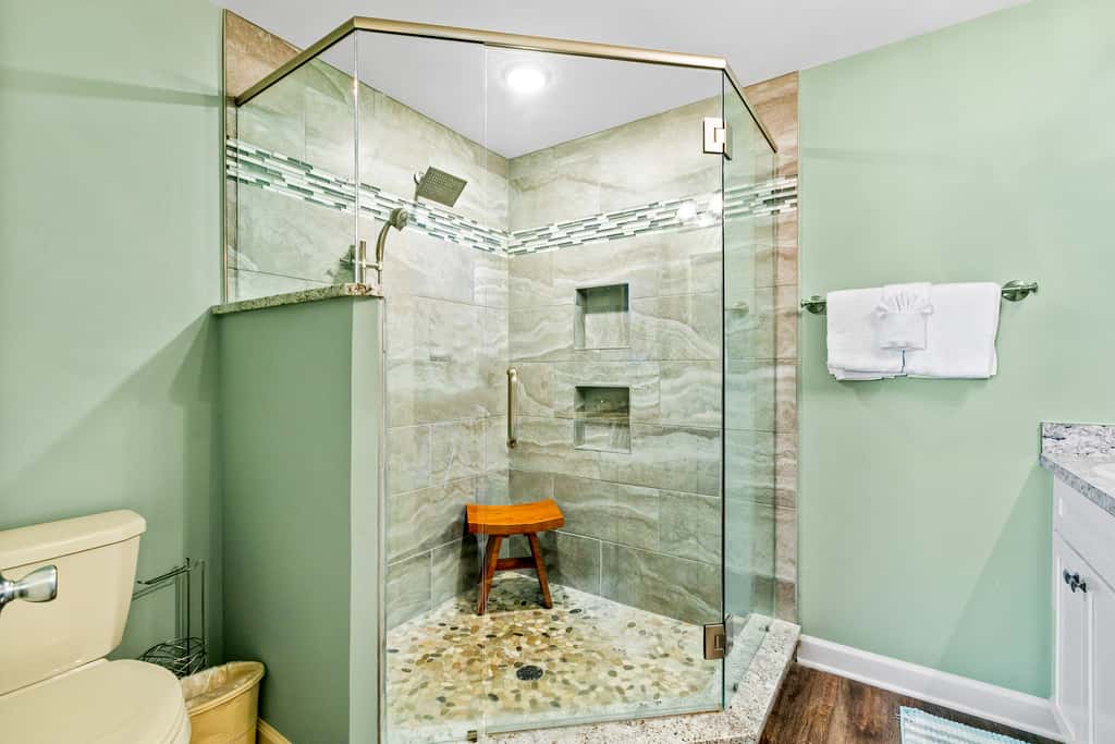 Oceanfront condo with outdoor pool, ocean view, high-speed WiFi & washer/dryer