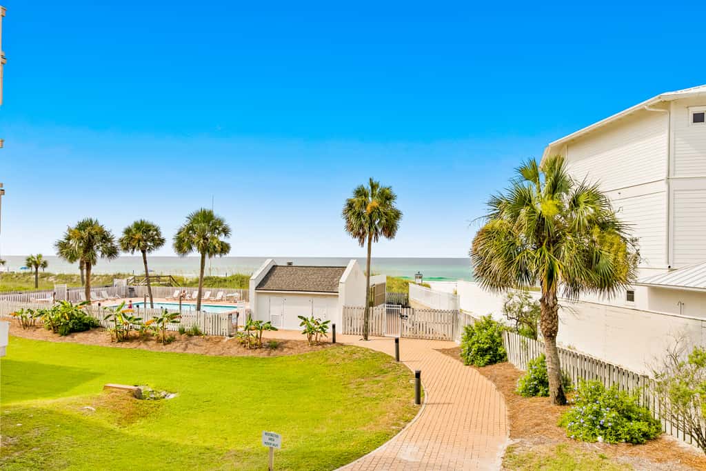 Oceanfront condo with outdoor pool, ocean view, high-speed WiFi & washer/dryer
