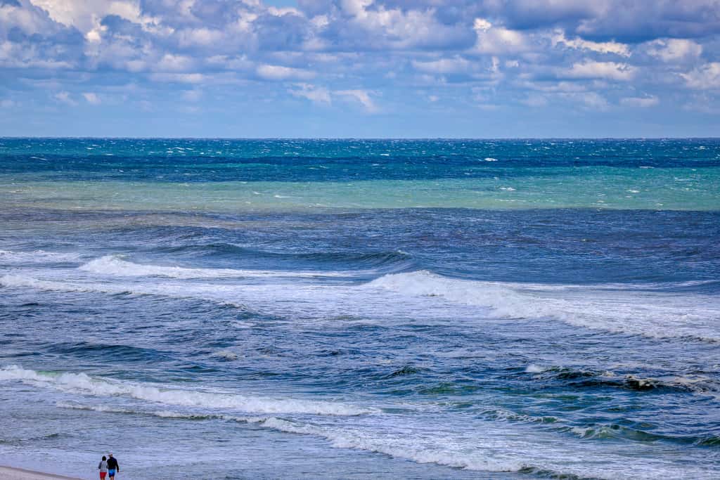 Oceanfront condo with outdoor pool, ocean view, high-speed WiFi & washer/dryer