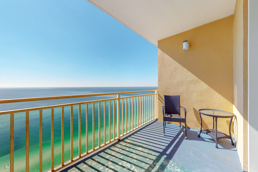 Beachfront condo with amazing views, balcony, pools, waterpark, hot tub