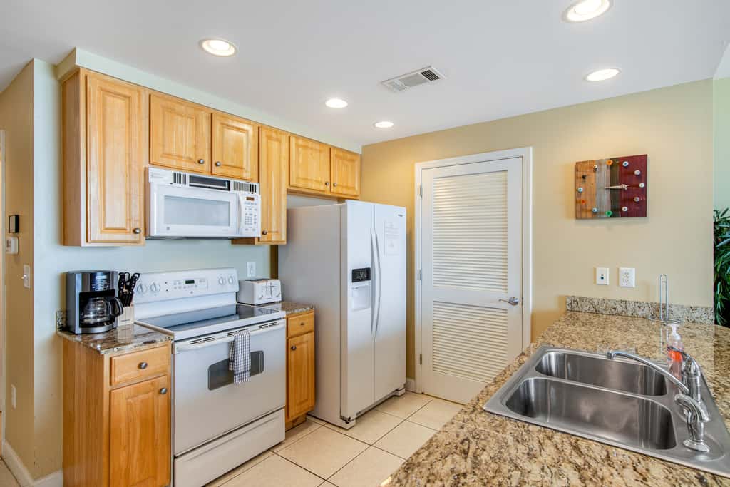 Stylish Gulf-front condo steps from the beach with resort pool, hot tub & gym