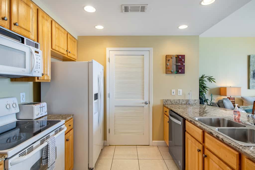 Stylish Gulf-front condo steps from the beach with resort pool, hot tub & gym