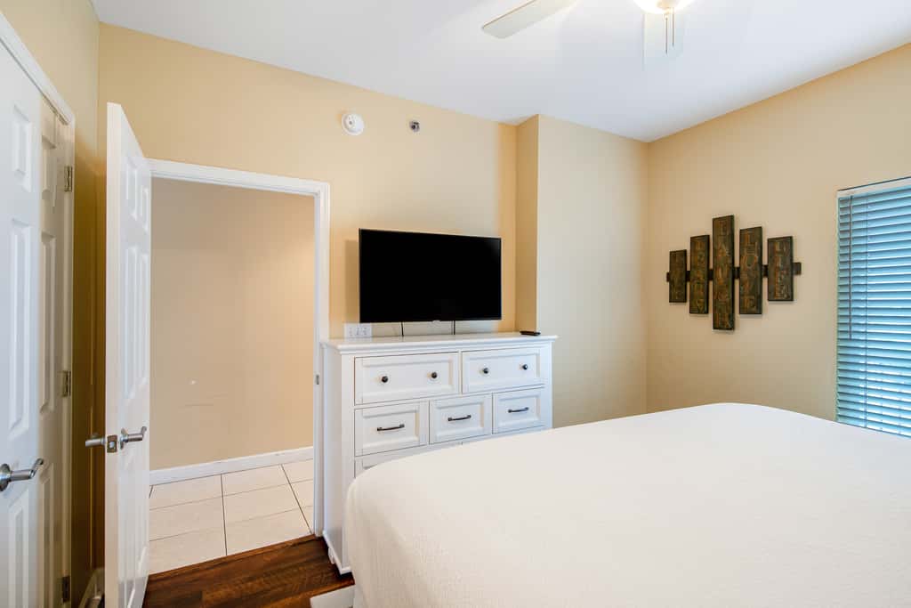 Stylish Gulf-front condo steps from the beach with resort pool, hot tub & gym