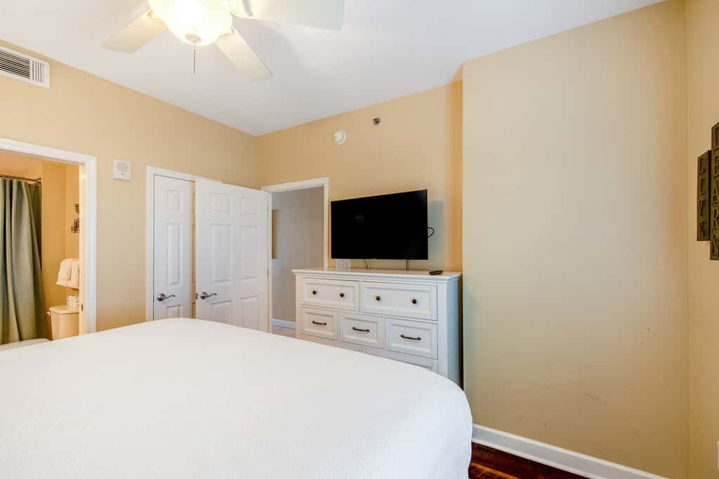 Stylish Gulf-front condo steps from the beach with resort pool, hot tub & gym