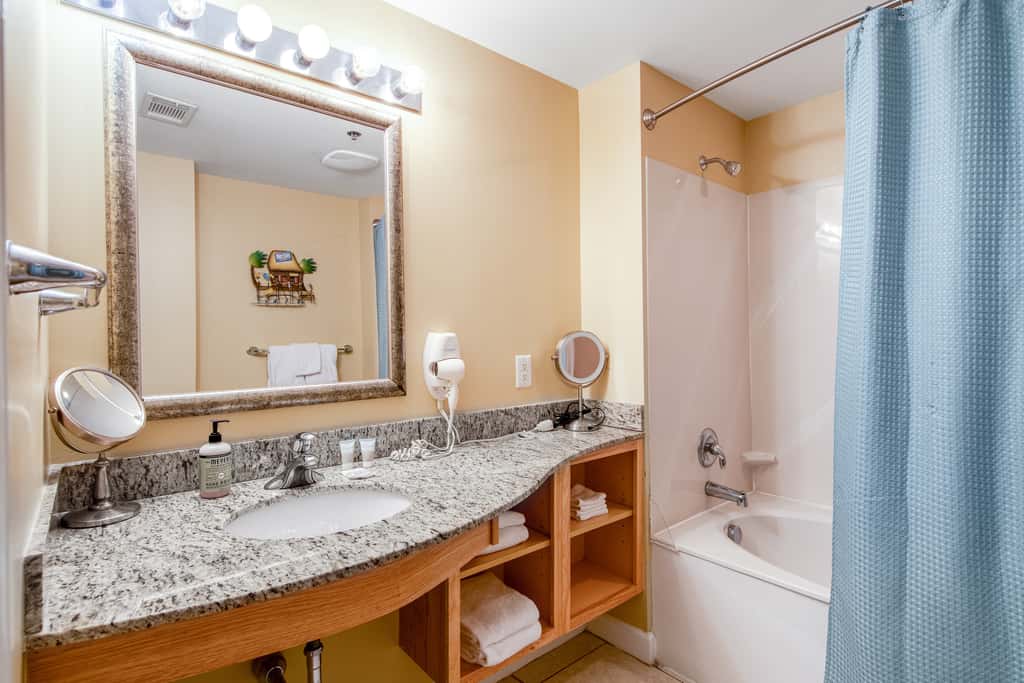 Stylish Gulf-front condo steps from the beach with resort pool, hot tub & gym