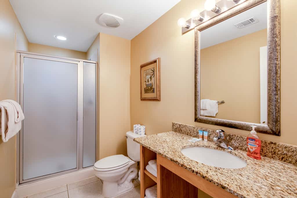Stylish Gulf-front condo steps from the beach with resort pool, hot tub & gym