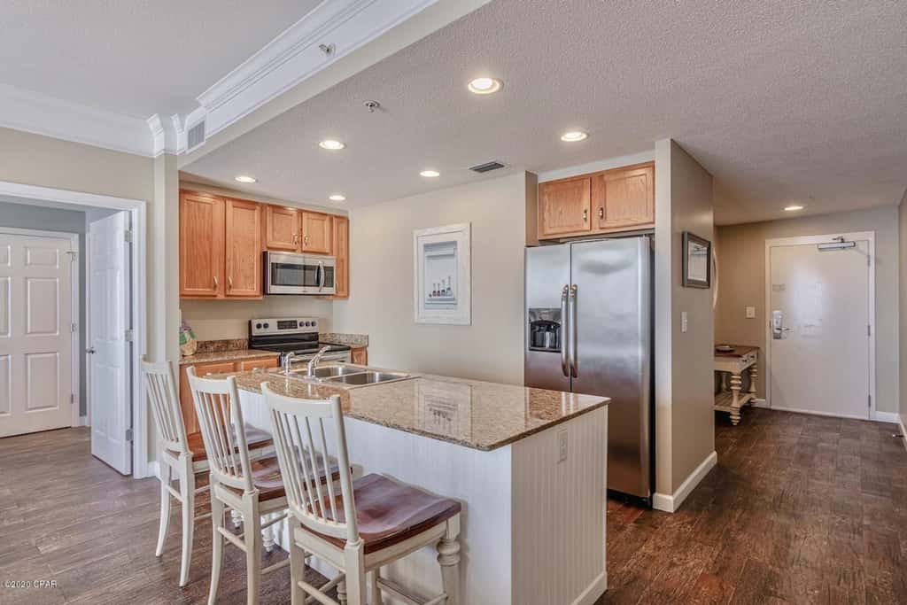 Gulf-front condo with pier views, balcony, heated pool, gym & AC