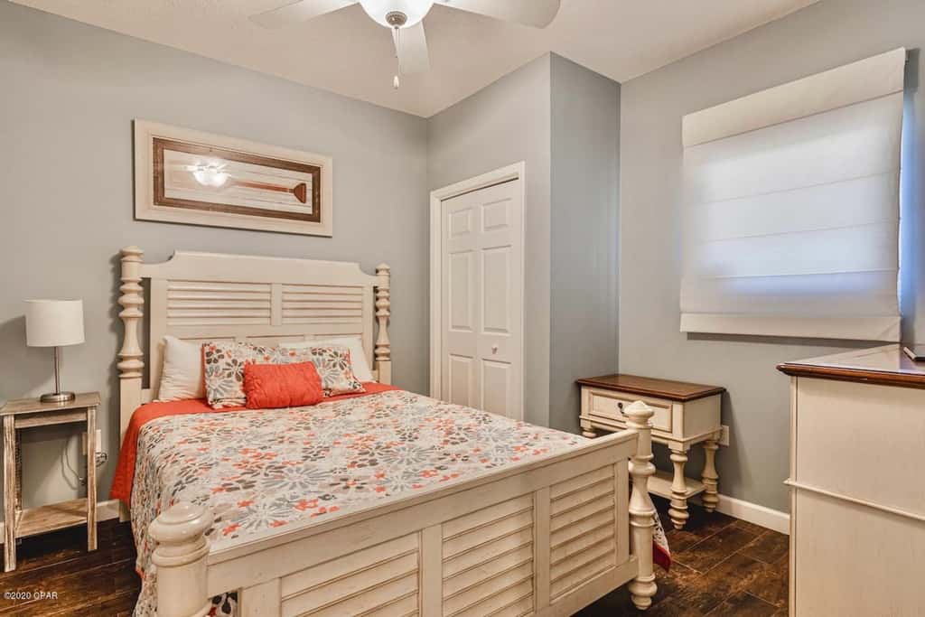 Gulf-front condo with pier views, balcony, heated pool, gym & AC