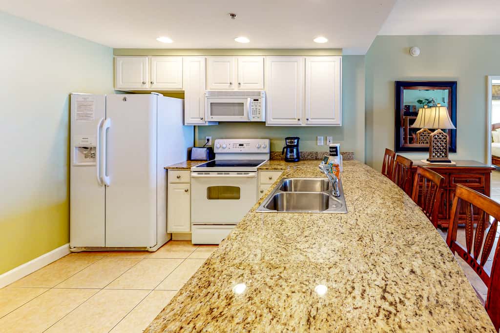 14th-Floor Gulf front condo with beach views, hot tub,pools,gym