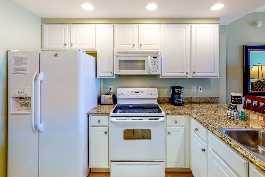 14th-Floor Gulf front condo with beach views, hot tub,pools,gym