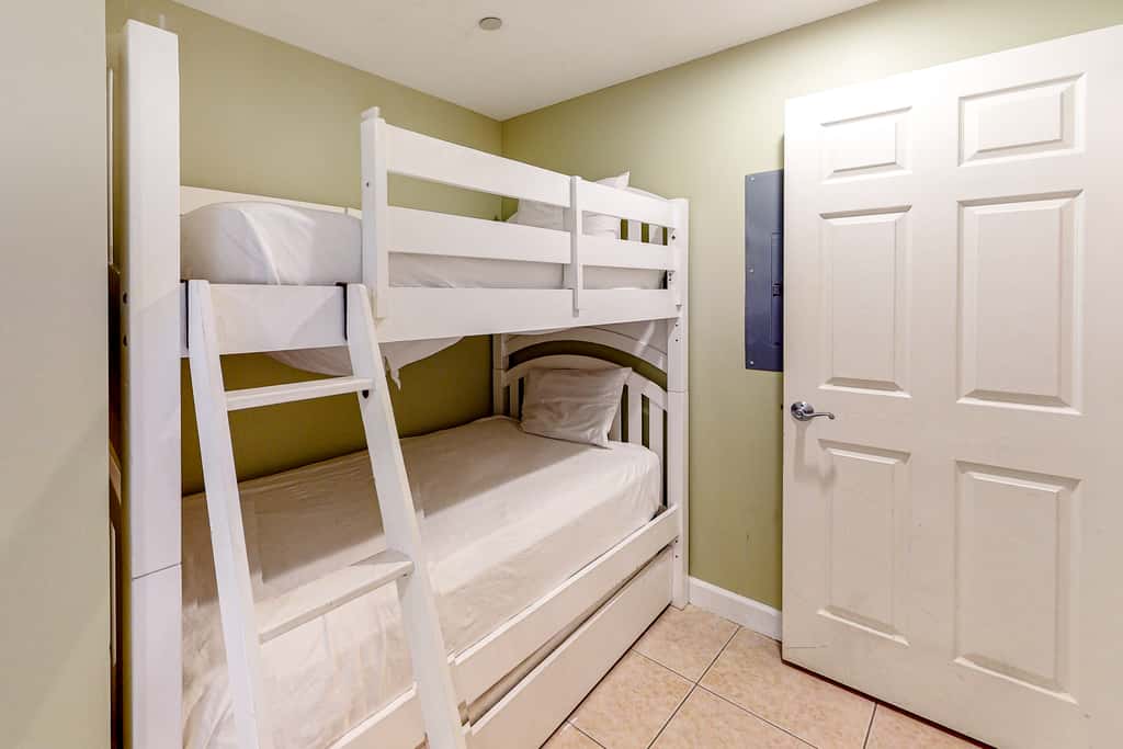 14th-Floor Gulf front condo with beach views, hot tub,pools,gym