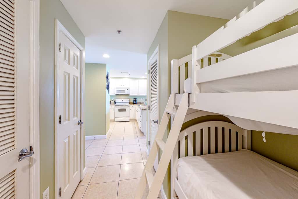 14th-Floor Gulf front condo with beach views, hot tub,pools,gym