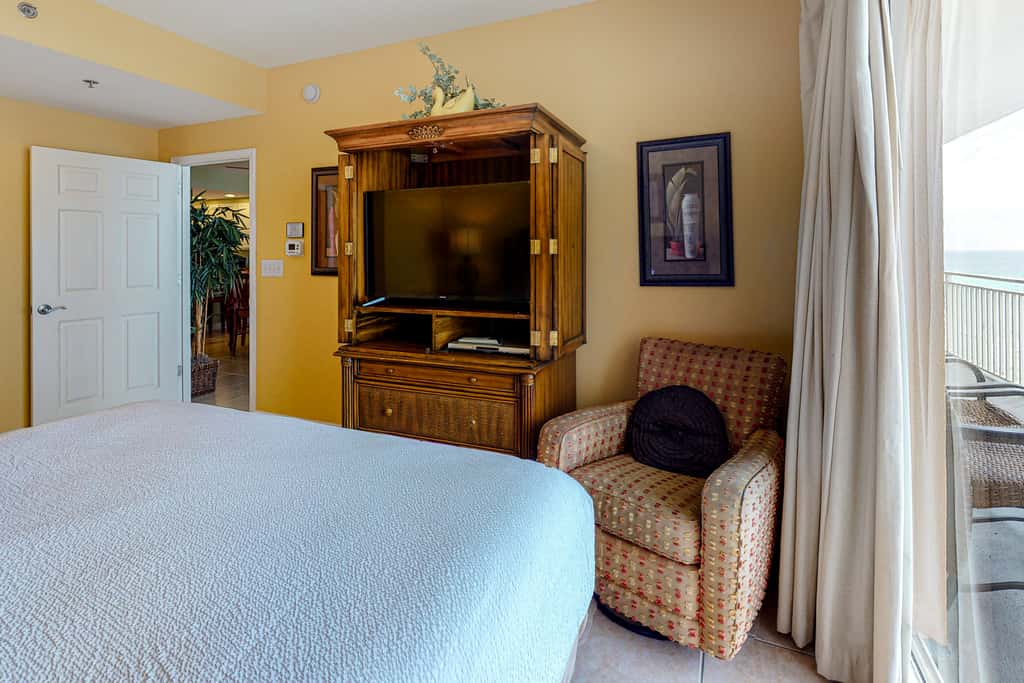 14th-Floor Gulf front condo with beach views, hot tub,pools,gym