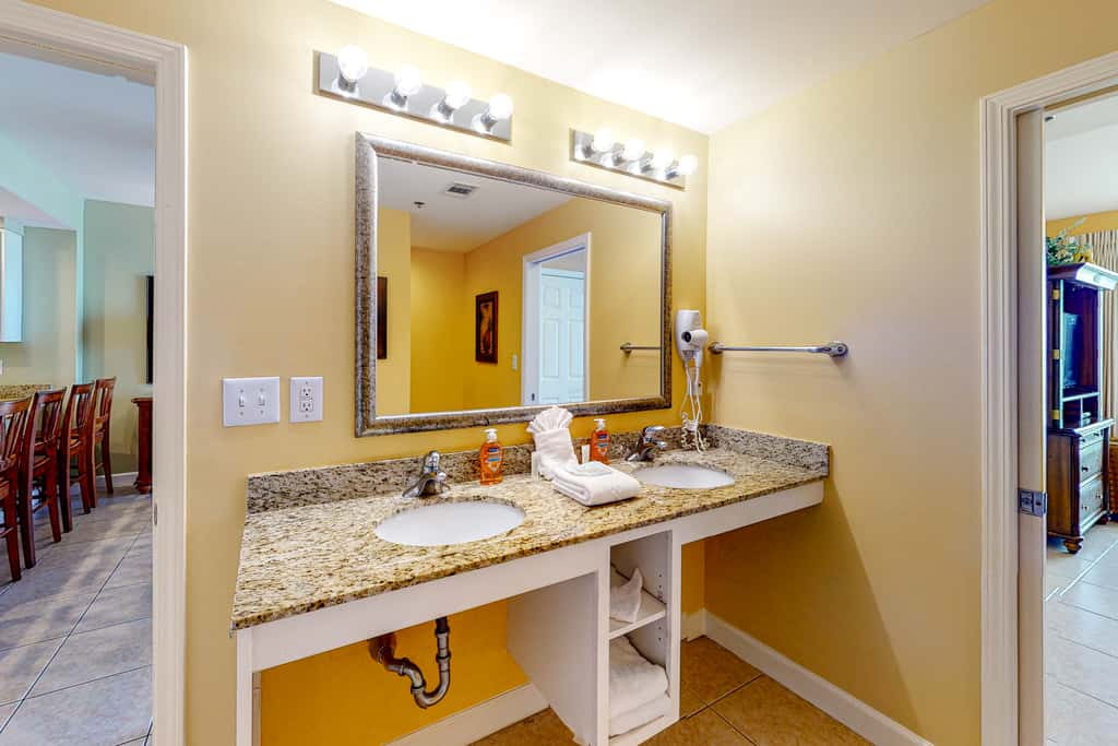 14th-Floor Gulf front condo with beach views, hot tub,pools,gym