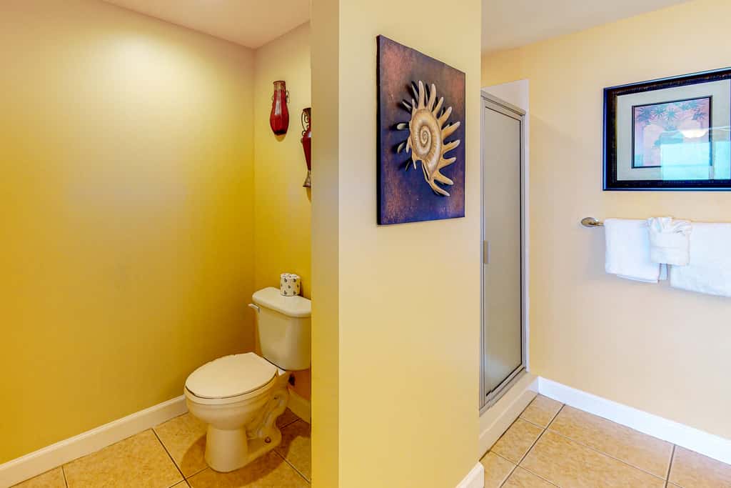 14th-Floor Gulf front condo with beach views, hot tub,pools,gym