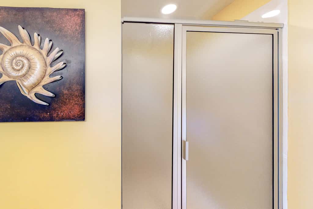 14th-Floor Gulf front condo with beach views, hot tub,pools,gym