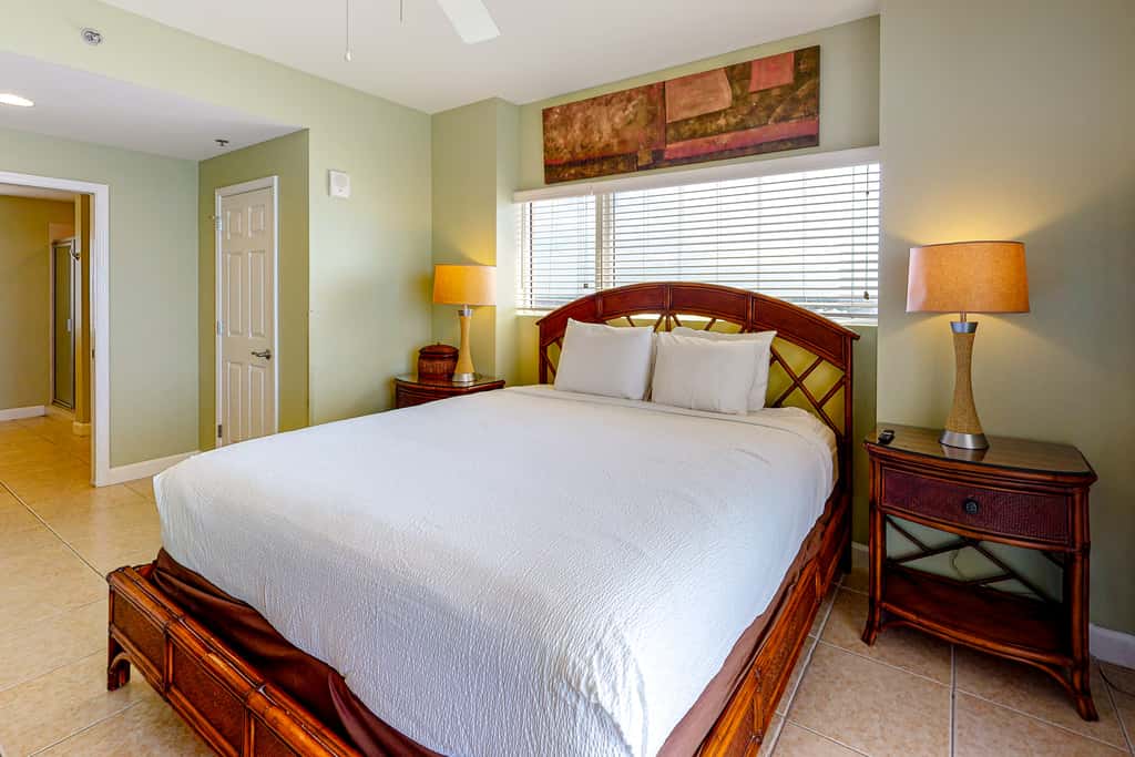 14th-Floor Gulf front condo with beach views, hot tub,pools,gym