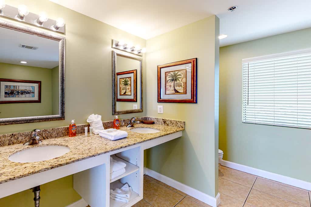 14th-Floor Gulf front condo with beach views, hot tub,pools,gym