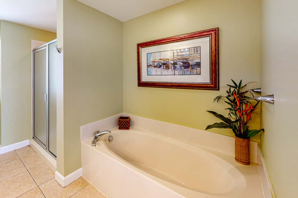 14th-Floor Gulf front condo with beach views, hot tub,pools,gym