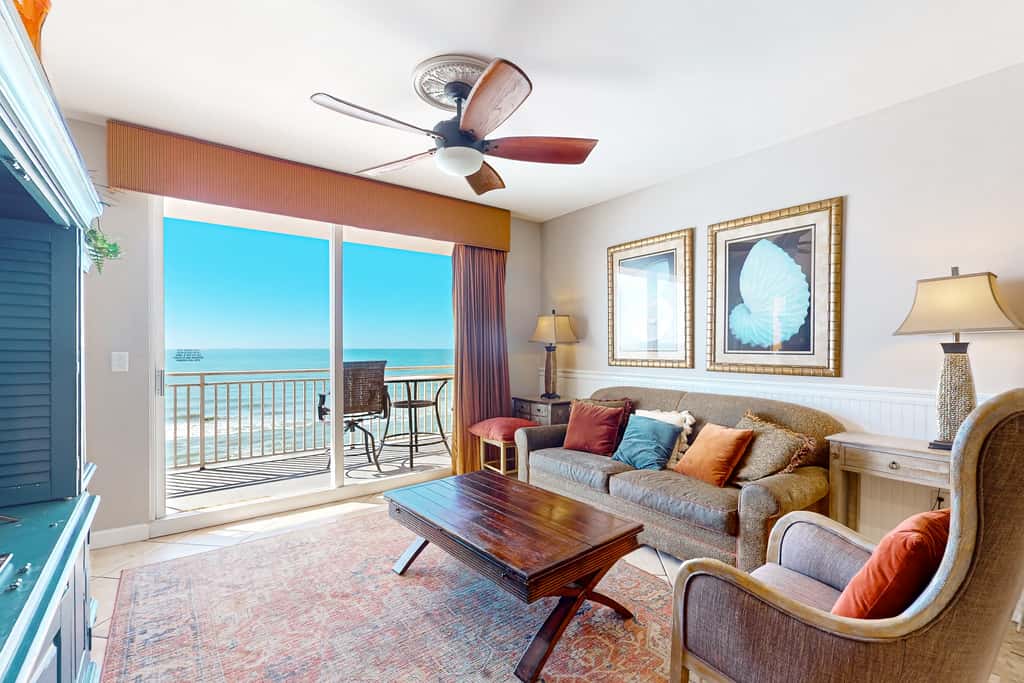 Beachfront, high-end condo with Pool, Hot tub & Splash pad